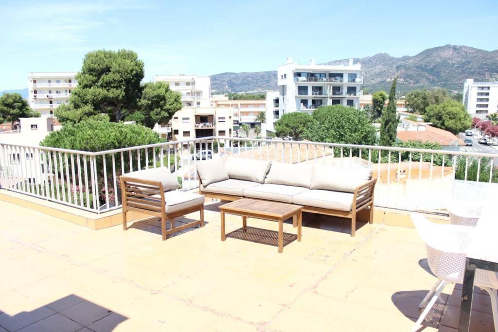Beautiful Loft, Huge Sunny Terrace, View Over The Beach And Sea 로지즈 외부 사진