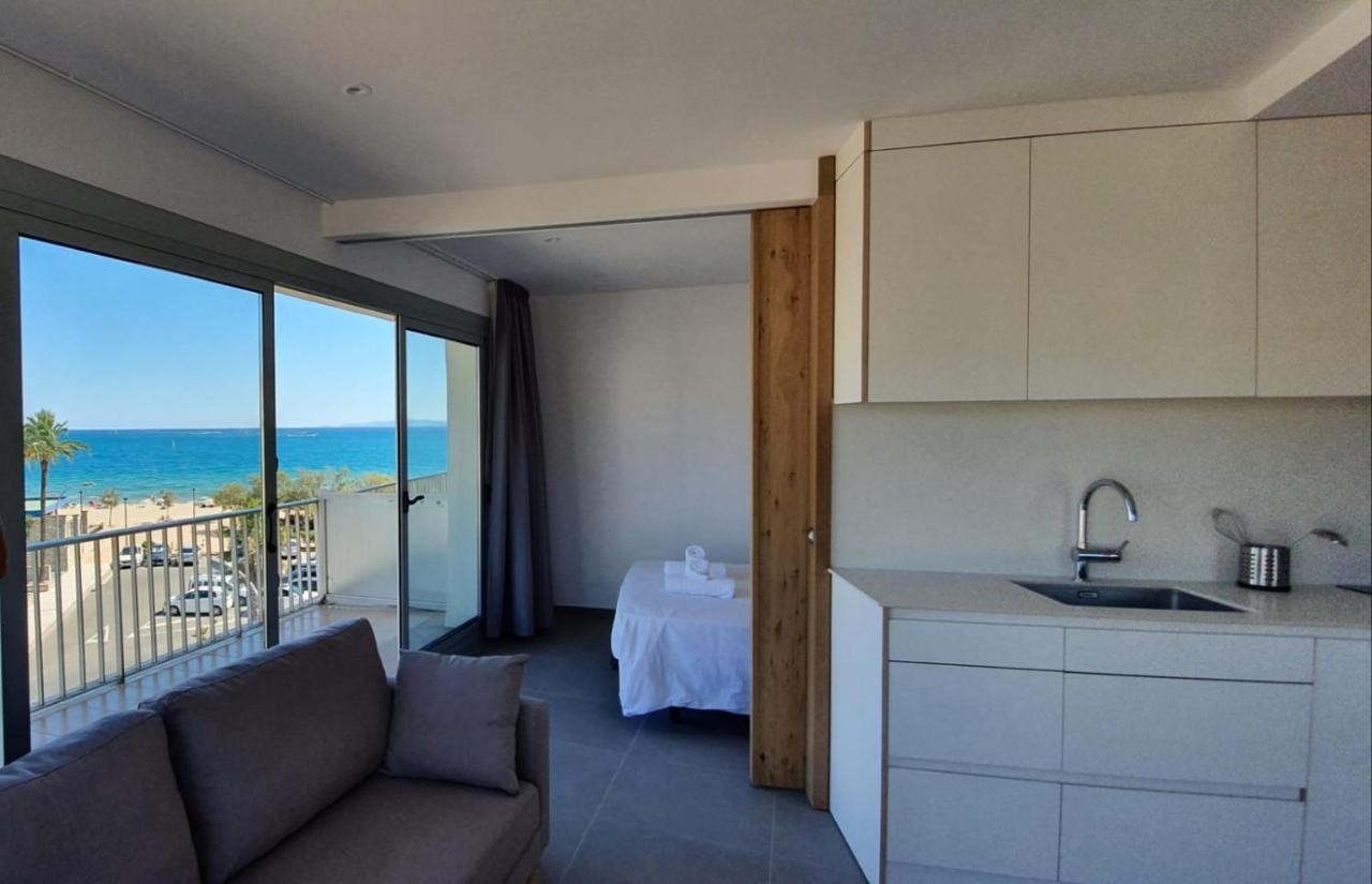 Beautiful Loft, Huge Sunny Terrace, View Over The Beach And Sea 로지즈 외부 사진
